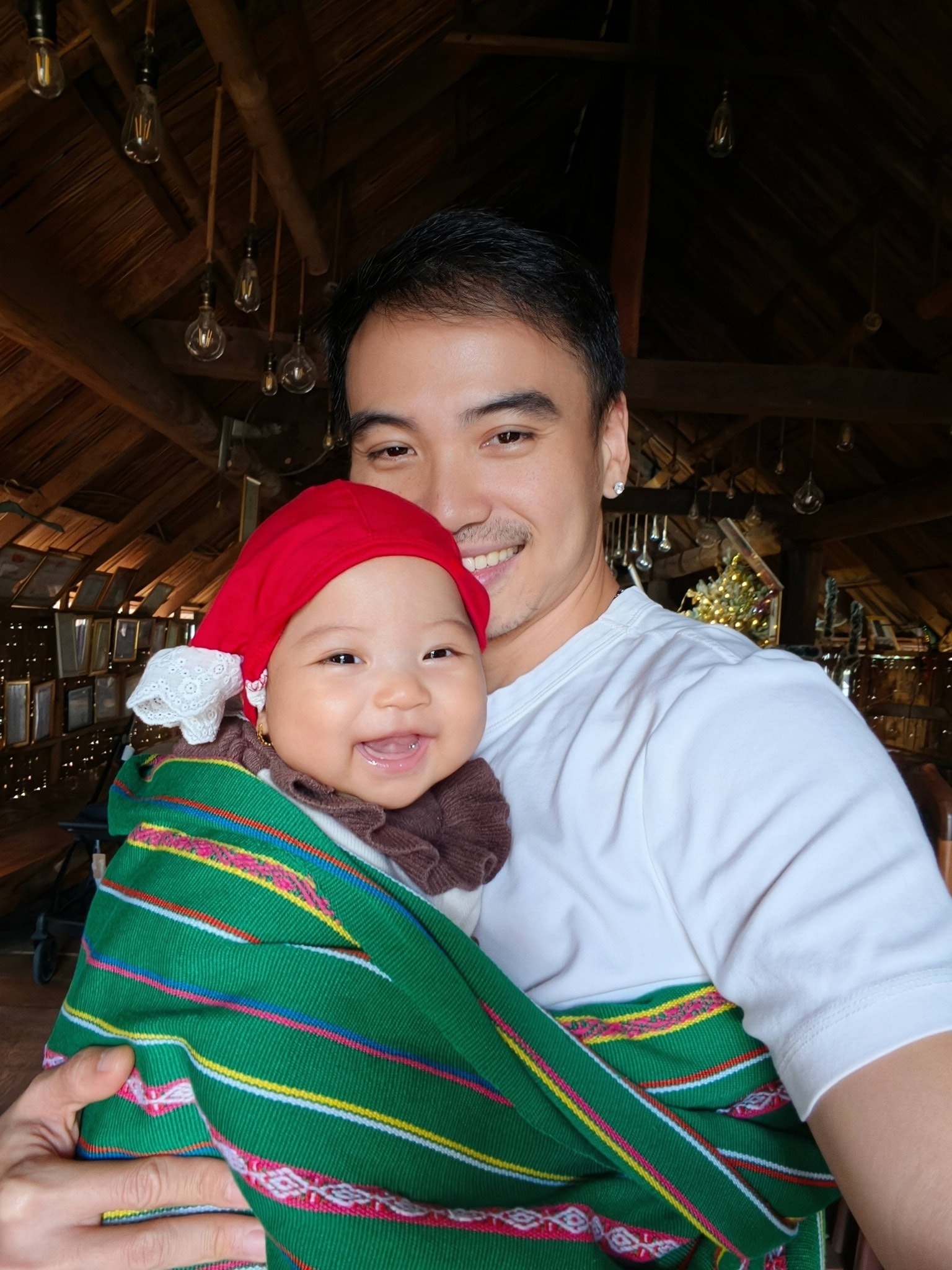 Chồng H'Hen Niê khoe khoảnh khắc 'u mê' con gái- Ảnh 4. Chồng H'Hen Niê khoe khoảnh khắc 'u mê' con gái- Ảnh 4.