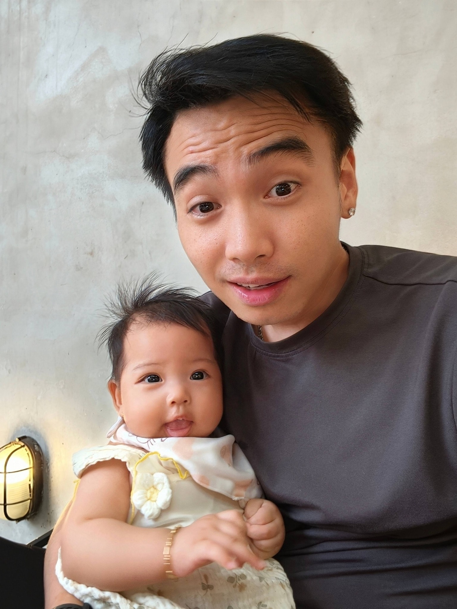 Chồng H'Hen Niê khoe khoảnh khắc 'u mê' con gái- Ảnh 1. Chồng H'Hen Niê khoe khoảnh khắc 'u mê' con gái- Ảnh 1.