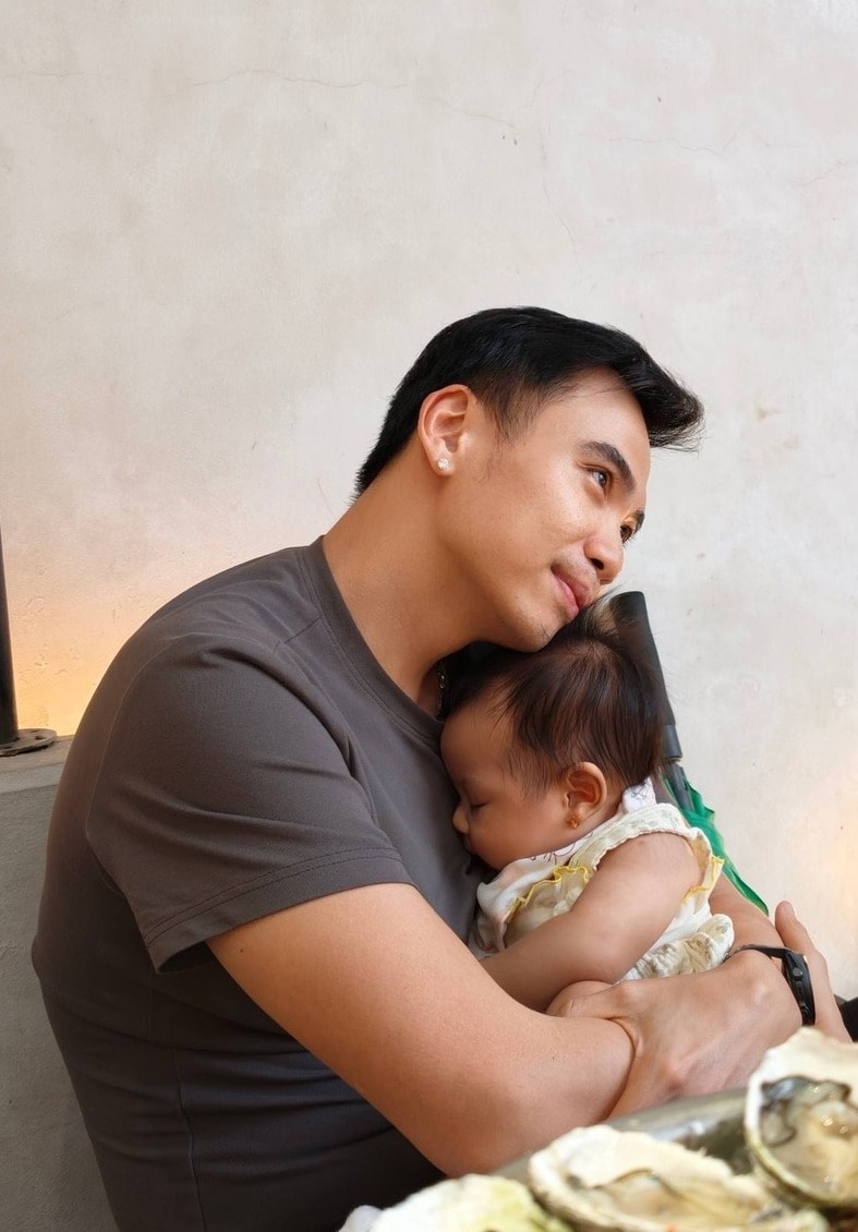 Chồng H'Hen Niê khoe khoảnh khắc 'u mê' con gái- Ảnh 2. Chồng H'Hen Niê khoe khoảnh khắc 'u mê' con gái- Ảnh 2.