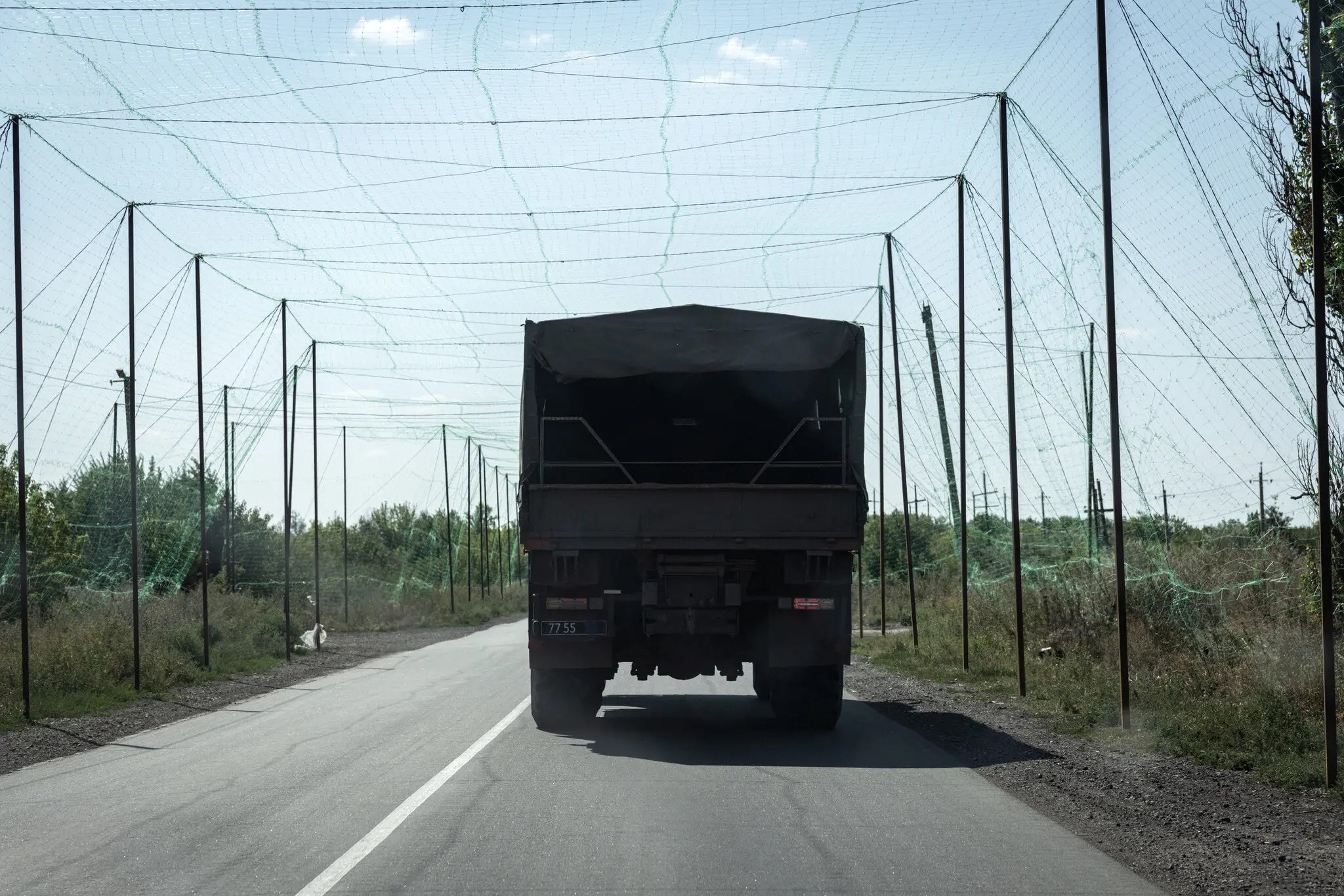 Một phương tiện quân sự Ukraine di chuyển dưới hệ thống lưới ngụy trang nhằm bảo vệ trước các đòn tấn công bằng UAV, gần thành phố tiền tuyến Pokrovsk. (Ảnh: Finbarr O’Reilly/The New York Times)