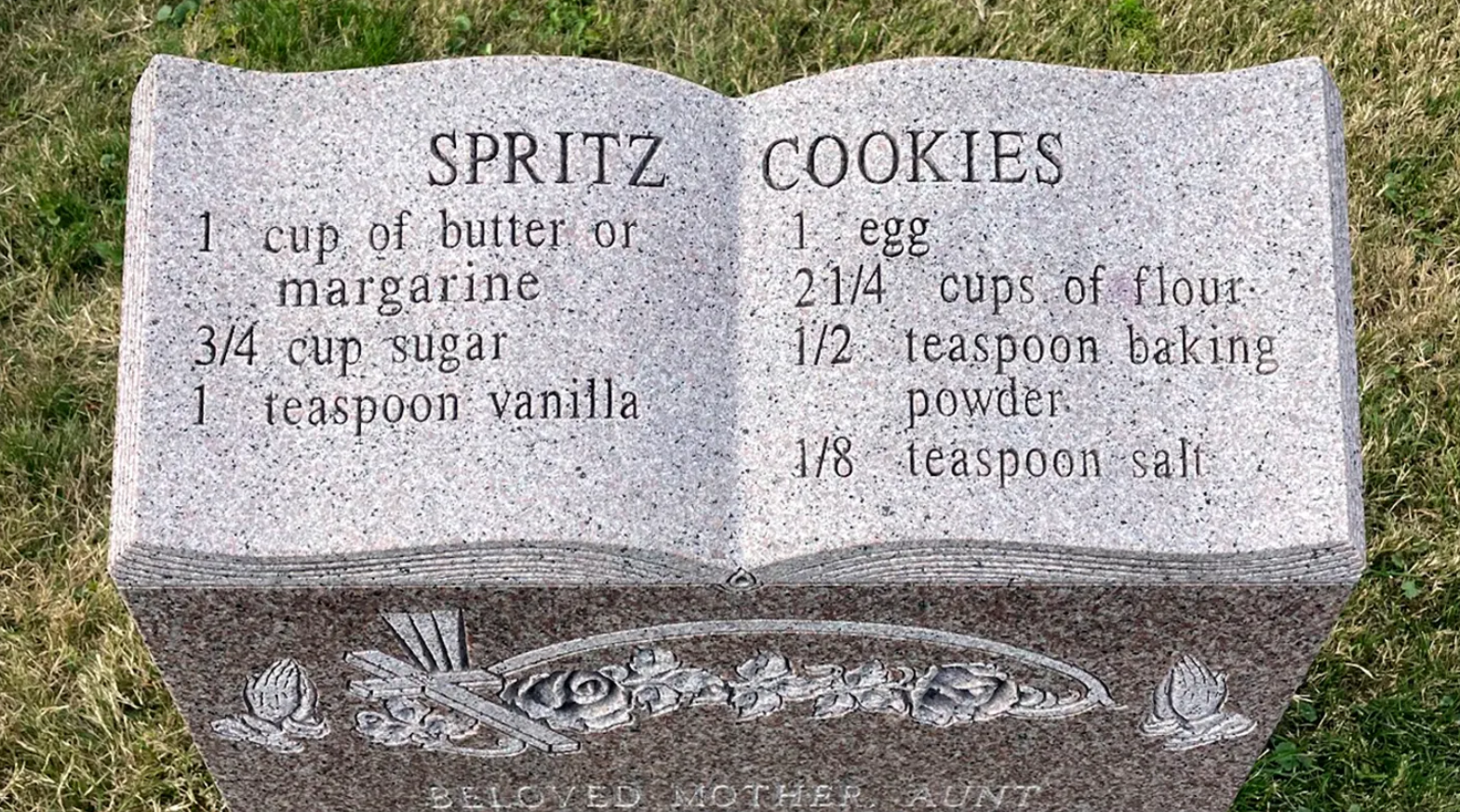 Công thức làm bánh quy spritz được khắc trên bia mộ tại một nghĩa trang ở New York. (Nguồn: Fox News)