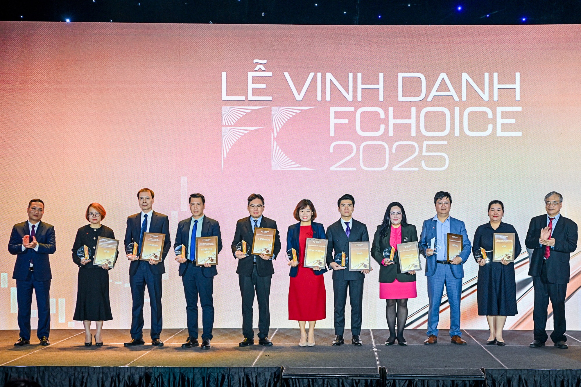 Đại diện một số doanh nghiệp, ngân hàng nhận giải FChoice.