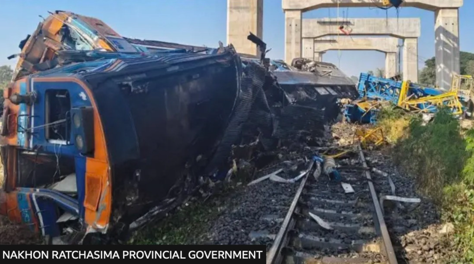 Tàu hỏa va chạm với cần cẩu bị rơi trước đó. (Ảnh: Chính quyền tỉnh Nakhon Ratchasima)