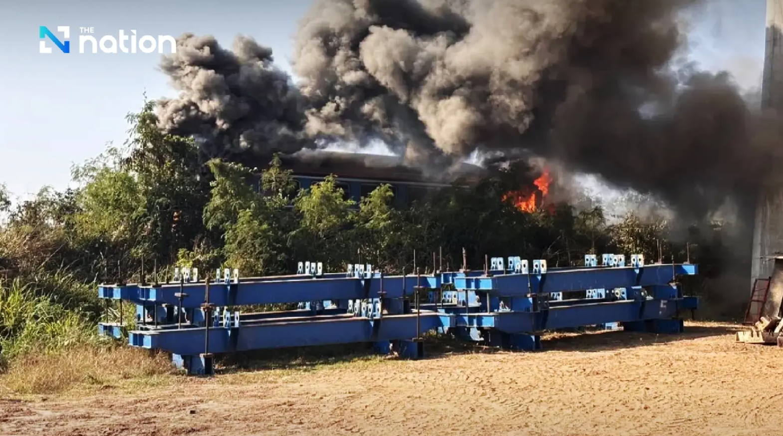 Vụ tai nạn xảy ra tại tỉnh Nakhon Ratchasima (Korat), khi đoàn tàu tốc hành chạy tuyến Bangkok - Ubon Ratchathani đâm phải một cần cẩu xây dựng bị đổ chắn ngang đường ray. (Nguồn: The Nation)
