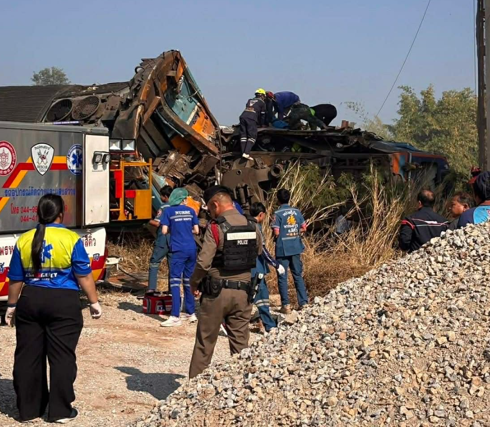 Do tàu đang di chuyển với tốc độ cao, cú va chạm mạnh đã khiến nhiều toa tàu trật bánh. Ban đầu, nhà chức trách ghi nhận ba trường hợp tử vong, song con số này nhanh chóng tăng lên 22 người vào khoảng 11h cùng ngày. (Nguồn: Fire & Rescue Thailand)