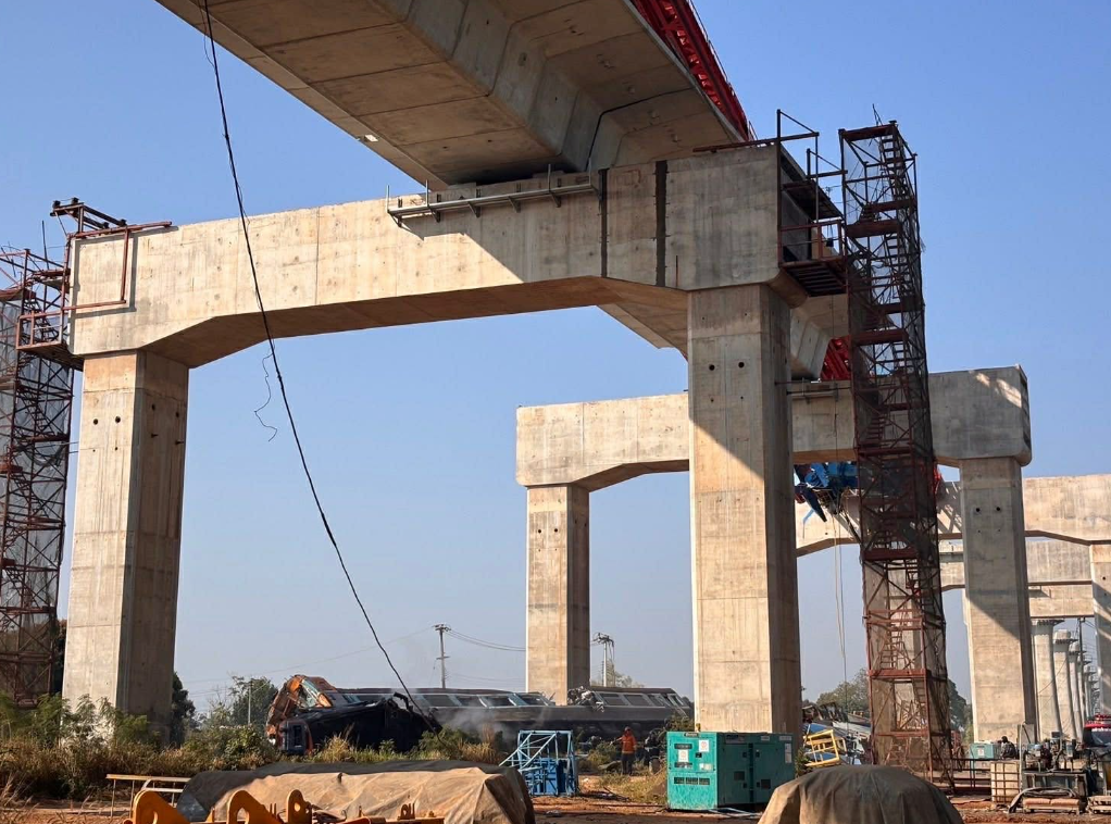 Tổng công ty Đường sắt Thái Lan (SRT) cùng Cục Giao thông Đường sắt đã cử các đoàn công tác tới hiện trường tại làng Ban Thanon Kot, huyện Si Khiew, để điều tra nguyên nhân vụ sập cần cẩu. (Nguồn: Đường sắt Thái Lan)