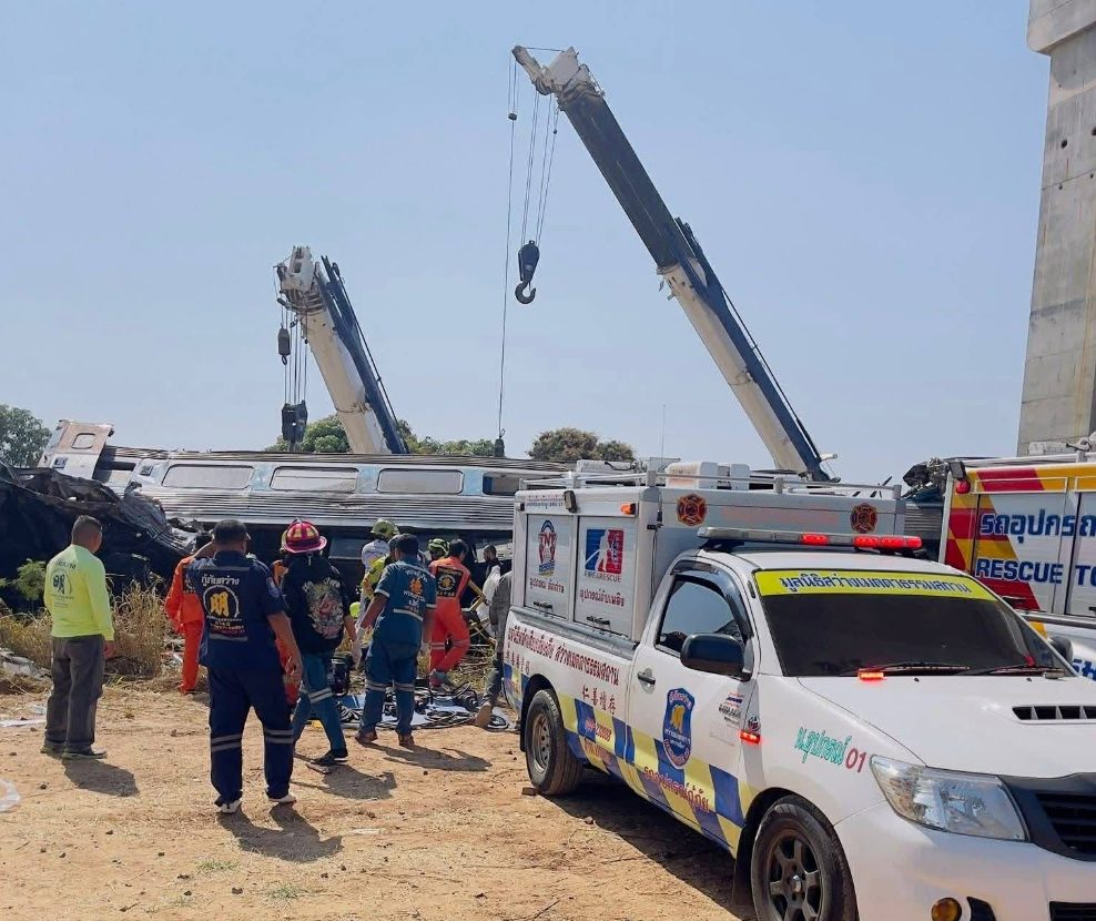 Lực lượng cứu hộ hiện vẫn đang nỗ lực giải cứu các hành khách còn mắc kẹt trong những toa tàu bị hư hại nặng. (Nguồn: Fire & Rescue Thailand)
