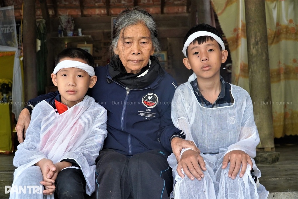 Mẹ tâm thần, 2 con thơ đầu chít khăn tang ngơ ngác trước bàn thờ bố - 4