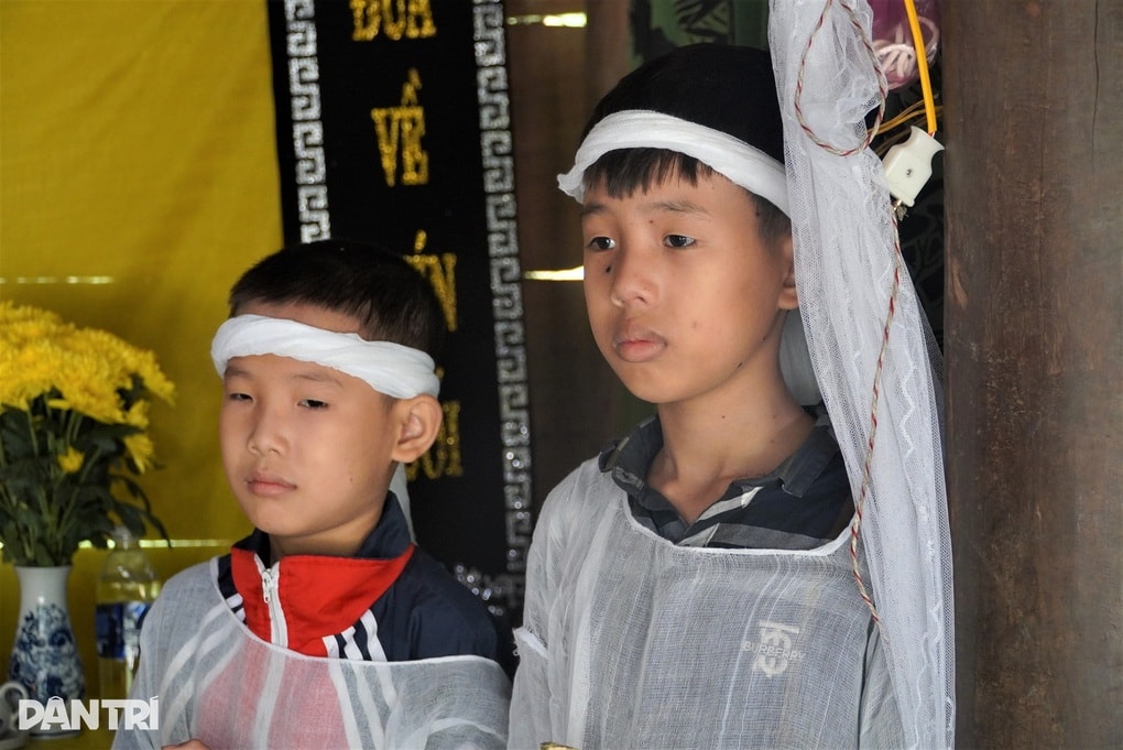 Mẹ tâm thần, 2 con thơ đầu chít khăn tang ngơ ngác trước bàn thờ bố - 1