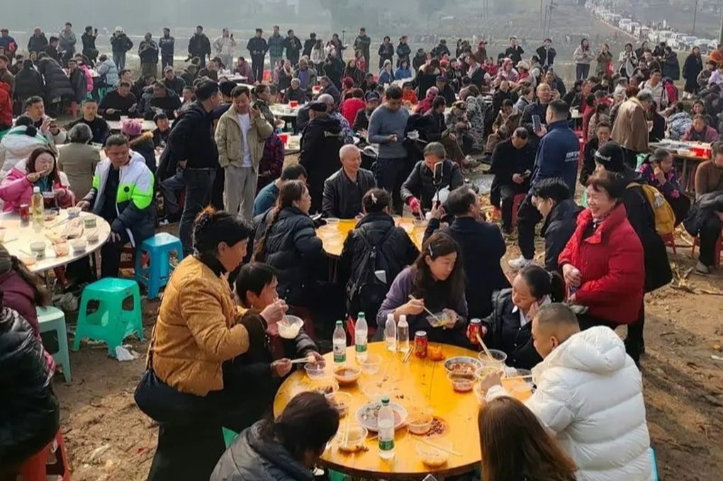 Cô gái đăng tin tìm người mổ lợn, cả làng đón 10.000 khách lạ tới giúp - 2