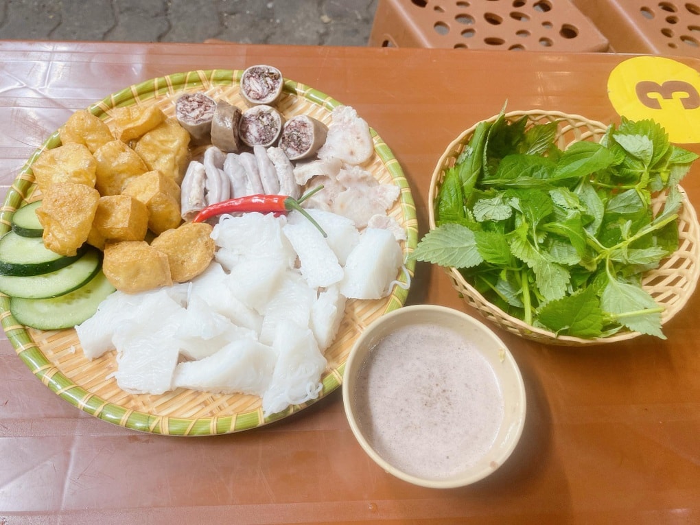 Khách tố thịt ôi, chủ quán bún đậu ở Hà Nội ăn ngay trước mặt để chứng minh - 3