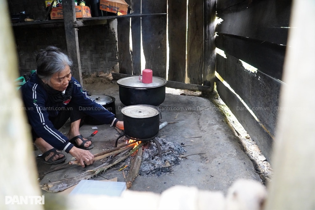 Mẹ tâm thần, 2 con thơ đầu chít khăn tang ngơ ngác trước bàn thờ bố - 2