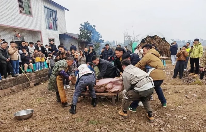 Người lạ từ khắp nơi hưởng ứng lời mời tới mổ lợn, ăn cháo lòng của gia đình Dai Dai, hôm 12/1. Ảnh: Jimu news