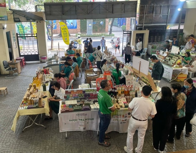 Phiên chợ xanh ở phường Xuân Hòa, TP HCM, sáng 11/1. Ảnh: Ngọc Ngân