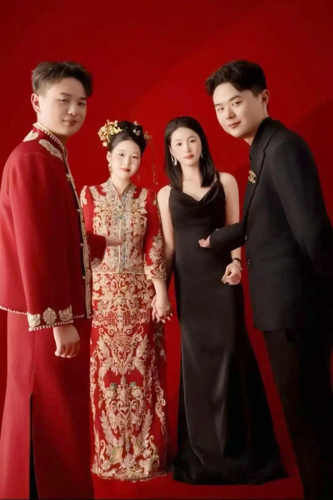 Hai cặp dâu rể trong ngày cưới.  Ảnh: Jiupai News