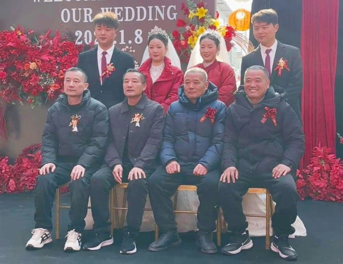 Hai cặp dâu rể và các bác của nhà gái (trái), bác của nhà trai (phải). Ảnh: Jiupai News