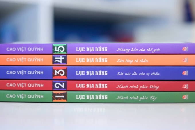 Năm cuốn trong bộ tiểu thuyết Lục địa rồng của Cao Việt Quỳnh. Ảnh: Nhân vật cung cấp