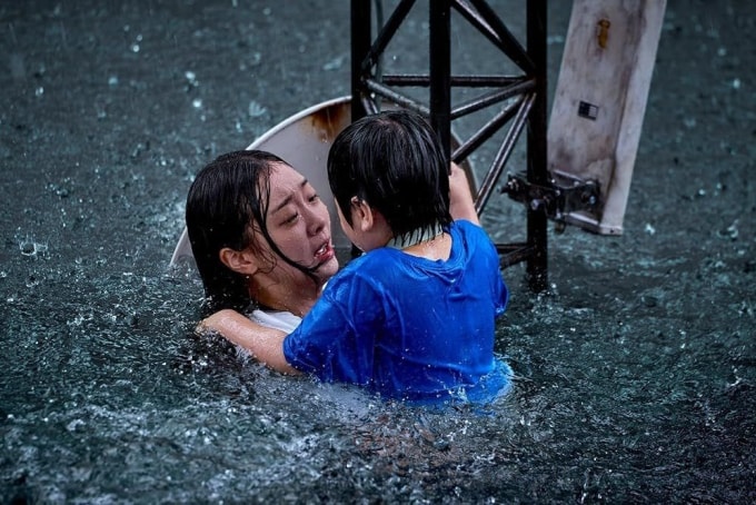 Nhân vật Anna (Kim Da Mi đóng) và con trai trong cảnh ngập lụt. Ảnh: Netflix