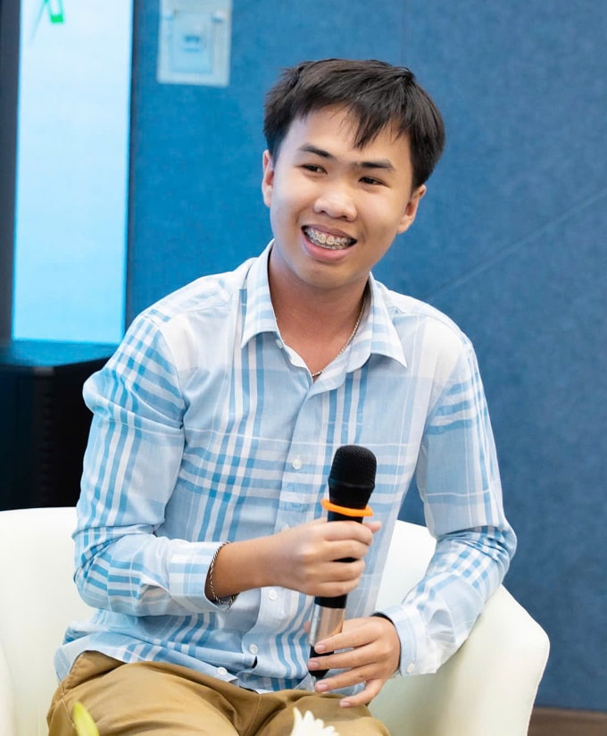 Nhà văn trẻ Cao Việt Quỳnh, 17 tuổi, sinh ở Hà Nội, hiện sống tại TP HCM. Anh có mẹ là nhà văn Nguyễn Quỳnh Trang. Năm 2022, bộ tiểu thuyết ba tập Người sao chổi của tác giả nhận giải Sách Quốc gia. Ảnh: Nhân vật cung cấp