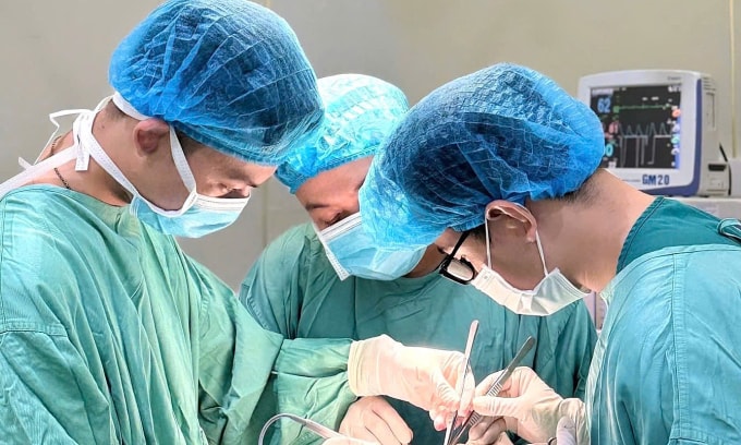 Các bác sĩ phẫu thuật cho bệnh nhân. Ảnh: Bệnh viện cung cấp