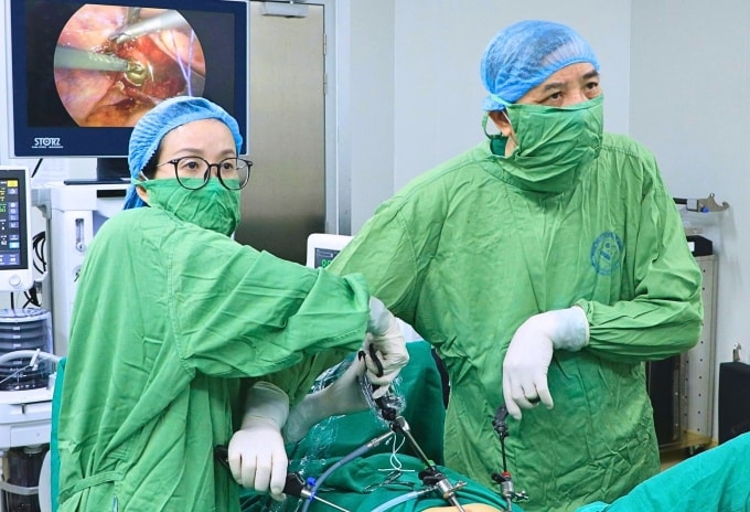 Các bác sĩ phẫu thuật cho bệnh nhân. Ảnh: Bệnh viện cung cấp
