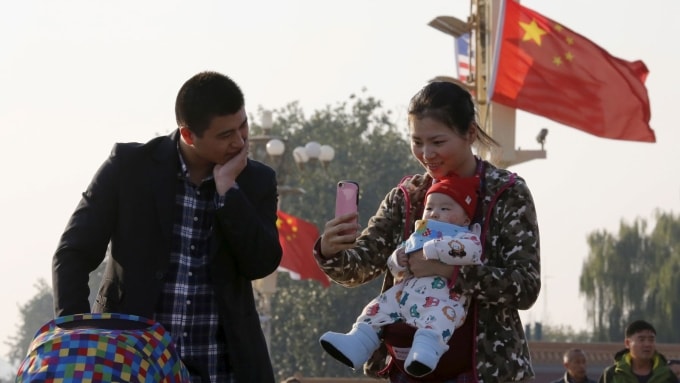 Dân số Trung Quốc sụt giảm ba năm liên tiếp khiến nước này tung ra nhiều chính sách khuyến sinh, trong đó có đánh thuế bao cao su. Ảnh: Reuters