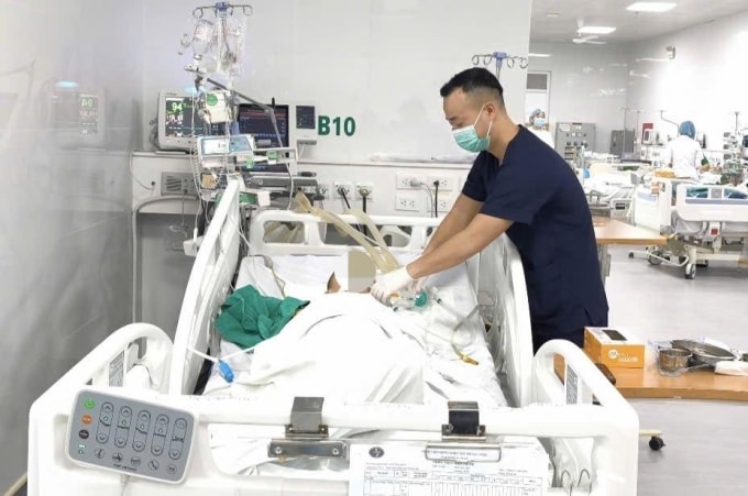 Bác sĩ thăm khám cho bệnh nhân. Ảnh: Bệnh viện cung cấp