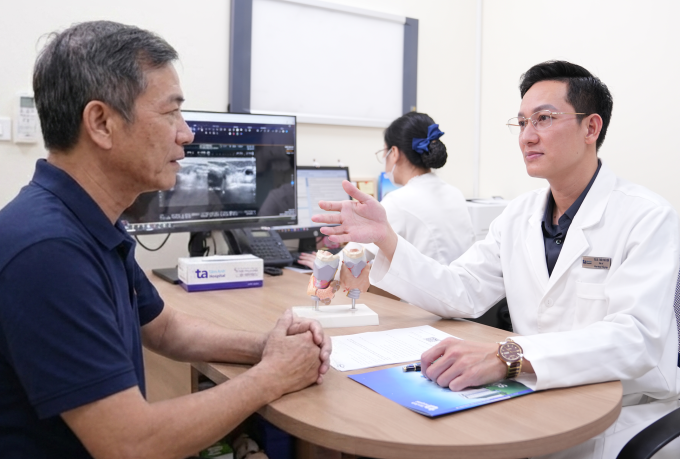 Bác sĩ Sơn giải thích tình trạng bệnh cho ông Hùng. Ảnh: Bệnh viện Đa khoa Tâm Anh