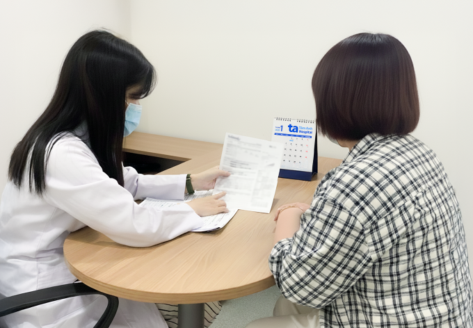 Bác sĩ Dung phân tích các chỉ số khối cơ thể cho chị Trinh. Ảnh: Bệnh viện Đa khoa Tâm Anh
