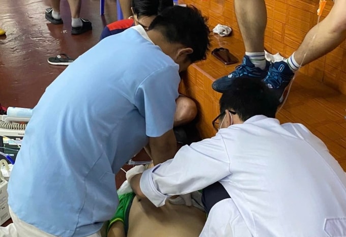 Y bác sĩ nỗ lực hồi sức bệnh nhân trên sân tập nhưng không thành công. Ảnh: Bác sĩ cung cấp