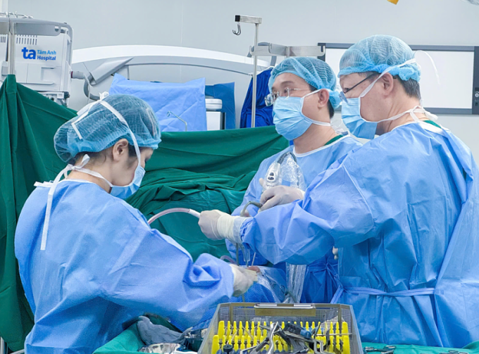 Êkíp loại bỏ u tuyến yên cho anh Hoàng bằng hệ thống mổ nội soi ICG Rubina Karl Storz. Ảnh: Bệnh viện Đa khoa Tâm Anh