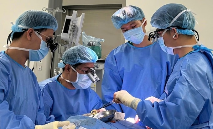 Các bác sĩ phẫu thuật, vi phẫu tái tạo lưỡi cho bệnh nhân ung thư. Ảnh: Bệnh viện cung cấp