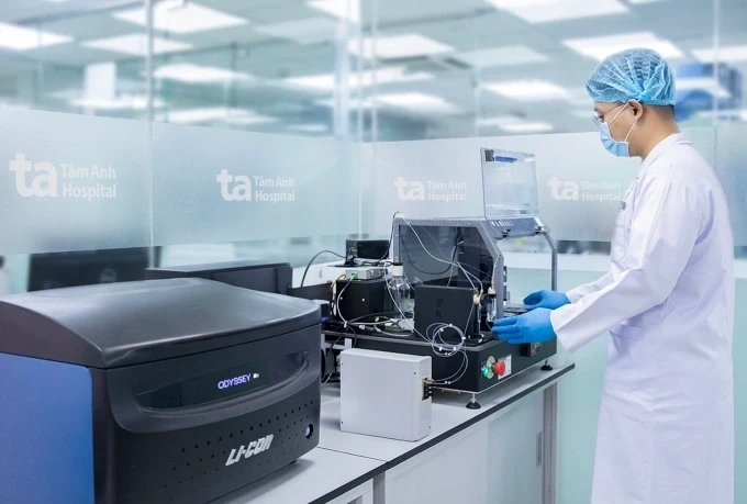 Kỹ thuật viên vận hành hệ thống BioDot (Mỹ) thực hiện kỹ thuật Q-MAC tìm kháng thể virus viêm gan virus  D. Ảnh: Bệnh viện Đa khoa Tâm Anh