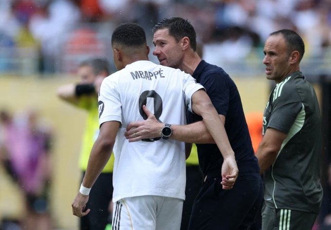 HLV Xabi Alonso dặn dò Kylian Mbappe trong trận Real gặp Juventus ở FIFA Club World Cup trên sân Hard Rock, Miami Gardens, Florida, Mỹ ngày 1/7/2025. Ảnh: Reuters