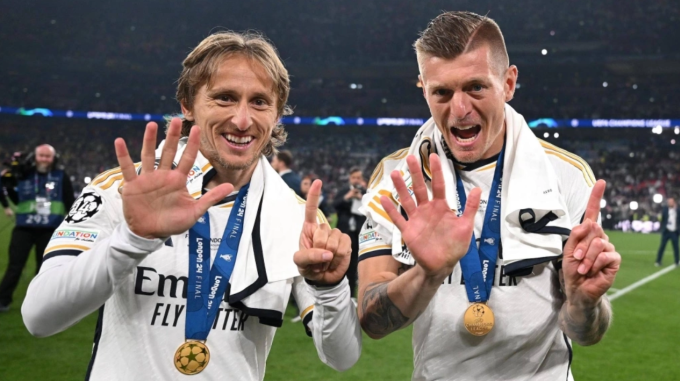 Kroos (phải) và Modric mừng chiến thắng sau trận chung kết Champions League 2024. Ảnh: UEFA