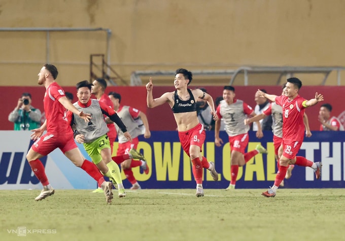 Tiền đạo Công an Hà Nội Nguyễn Đình Bắc (giữa) mừng bàn thắng ở phút 90, trong trận thắng Bắc Kinh Quốc An 2-1 ở lượt năm bảng E AFC Champions League Two 2025-2026, trên sân Hàng Đẫy, Hà Nội ngày 27/11/2025. Ảnh: Hoàng Huynh