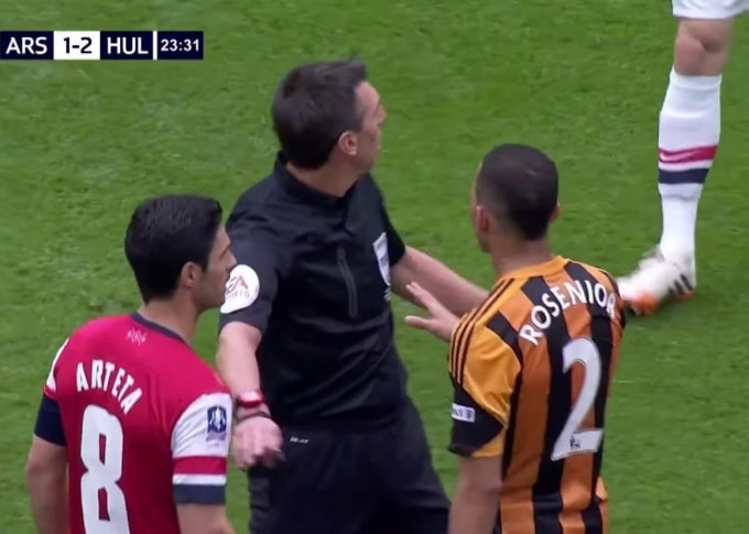 Mikel Arteta đối đầu Liam Rosenior khi Arsenal gặp Hull City 3-2 ở chung kết Cup FA 2014.