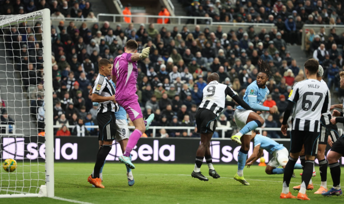 Tình huống Antoine Semenyo đưa bóng vào lưới, nhưng không được công nhận vì lỗi việt vị của Erling Haaland, trong trận Man City thắng Newcastle 2-0 ở lượt đi bán kết Cup Liên đoàn ngày 13/1/2026. Ảnh: Reuters