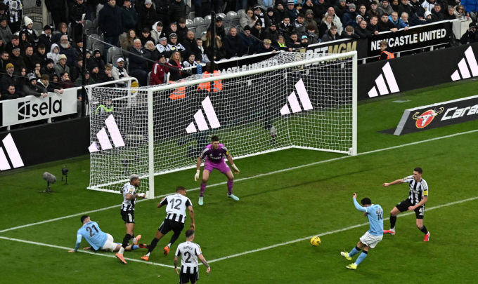 Rayan Cherki sút chéo góc ấn định tỷ số. Ảnh: Shutterstock