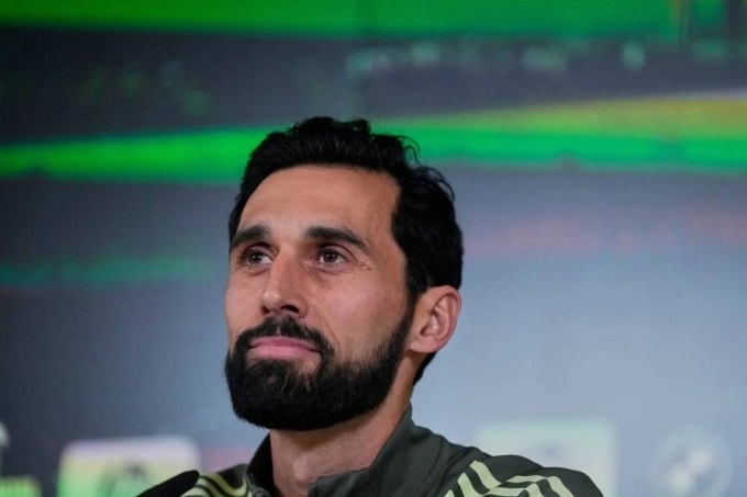 HLV Arbeloa họp báo ra mắt Real hôm 13/1. Ảnh: AP