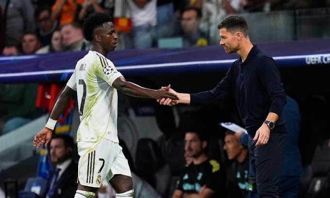 HLV Alonso bắt tay Vinicius khi tiền đạo này rời sân trong một trận Champions League cùng Real Madrid. Ảnh: AP