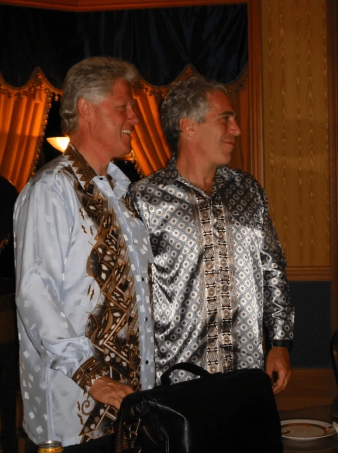 Cựu tổng thống Bill Clinton (trái) chụp cùng Epstein. Ảnh: BBC