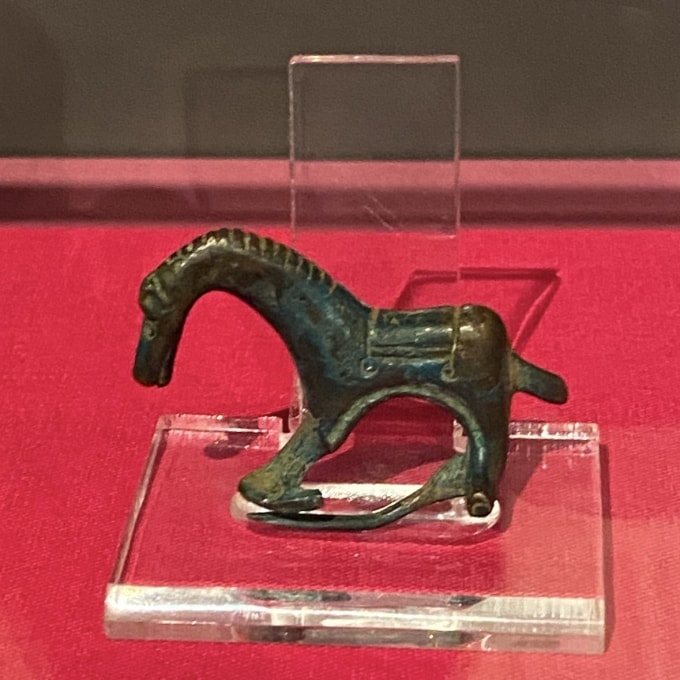 Cảnh sát Lincolnshire cho biết chiếc trâm cài hình ngựa Leasingham được mua trên eBay. Ảnh: Lincolnshire Police