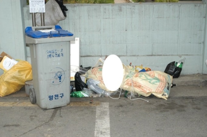 Thi thể đầu tiên được phát hiện bên vệ đường ở Sinjeong-dong tháng 6/2005, quấn trong bao tải. Ảnh: Seoul Metropolitan Police