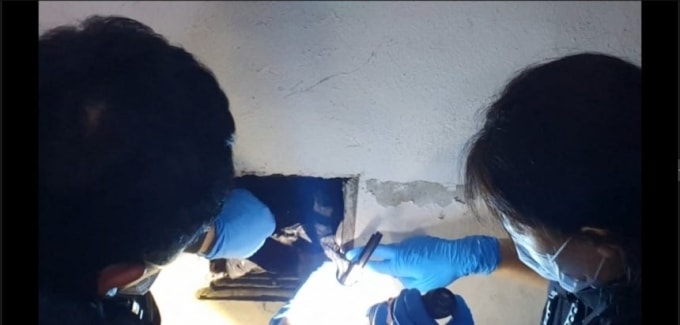 Đội điều tra khám xét tầng hầm của một tòa nhà nơi nghi phạm từng làm việc vào thời điểm xảy ra án mạng. Ảnh: Seoul Metropolitan Police