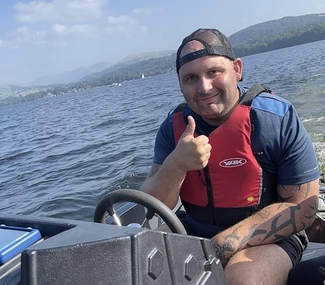 Steven Naylor vui chơi nhiều nơi dù nói đi lại khó khăn, bị tổn thương não. Ảnh: DM