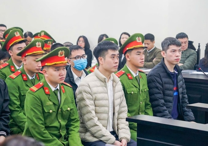 Ông chủ Z Holding Hoàng Quang Thịnh (áo trắng) tại tòa. Ảnh: Linh Đan