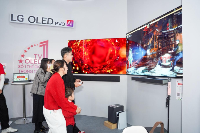 Một gia đình trải nghiệm game trên màn hình TV LG OLED evo AI. Ảnh: LG