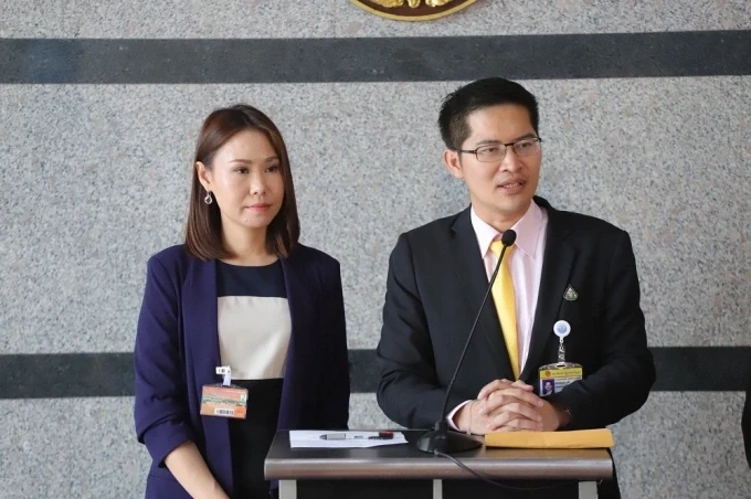 Ông Mongkolkit Suksintharanon (phải) phát biểu tại họp báo năm 2019. Ảnh: Khaosod