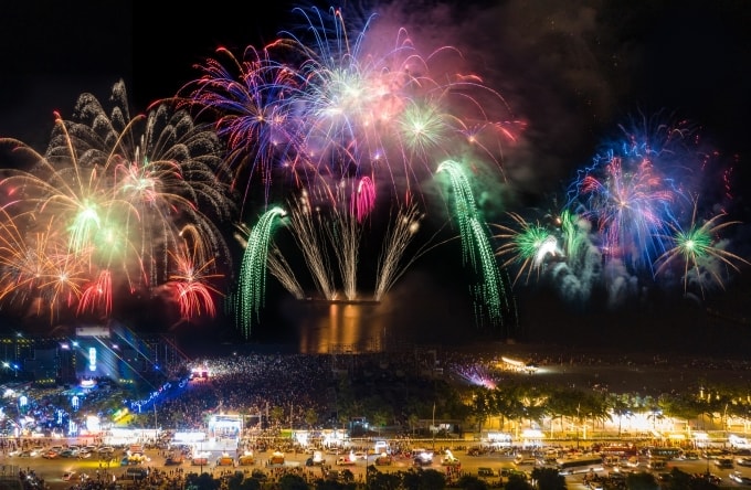 Màn bắn pháo hoa tại Bãi Cháy dịp hè 2025. Ảnh: Ánh Dương